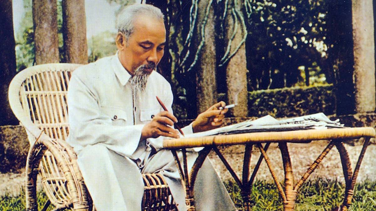Hôm nay, toàn Đảng, toàn dân, toàn quân ta kỷ niệm trọng thể 136 năm Ngày sinh của Chủ tịch Hồ Chí Minh, vị lãnh tụ thiên tài, Người thầy vĩ đại của cách mạng Việt Nam, Anh hùng giải phóng dân tộc, danh nhân văn hóa kiệt xuất.