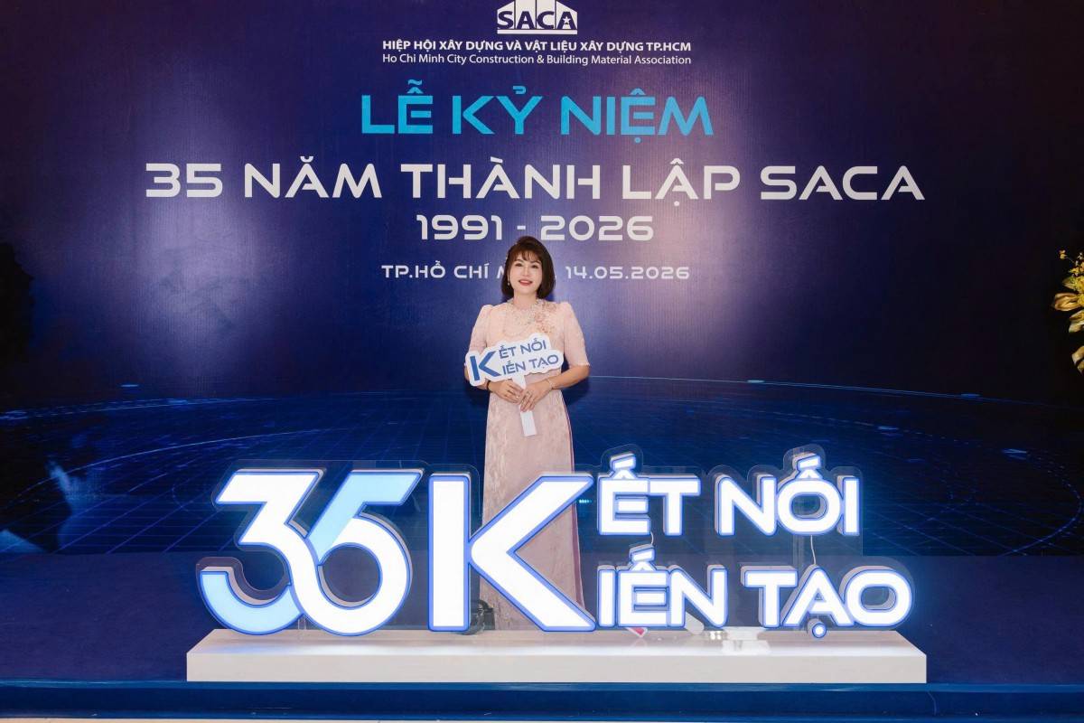 Nữ doanh nhân Phạm Hà – TGĐ Nhà máy Nhôm Vạn Xuân Thành nhận giấy khen từ Sở Xây dựng TP.HCM