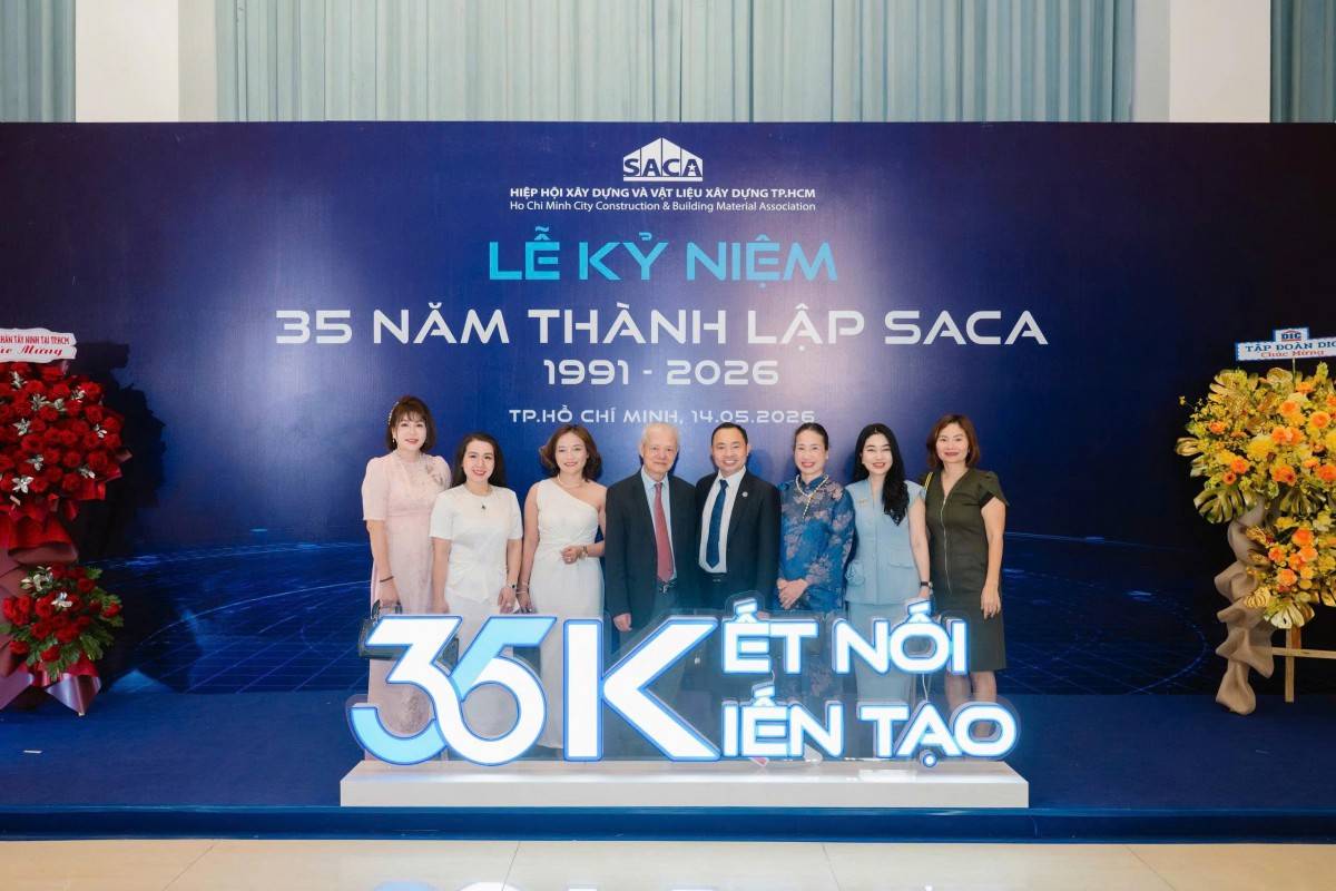 Nữ doanh nhân Phạm Hà – TGĐ Nhà máy Nhôm Vạn Xuân Thành nhận giấy khen từ Sở Xây dựng TP.HCM