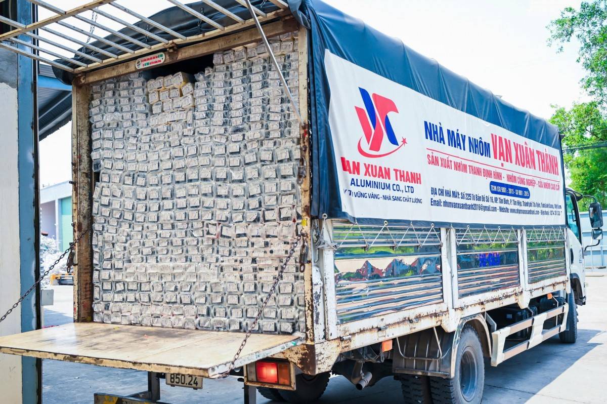 Nữ doanh nhân Phạm Hà – TGĐ Nhà máy Nhôm Vạn Xuân Thành nhận giấy khen từ Sở Xây dựng TP.HCM