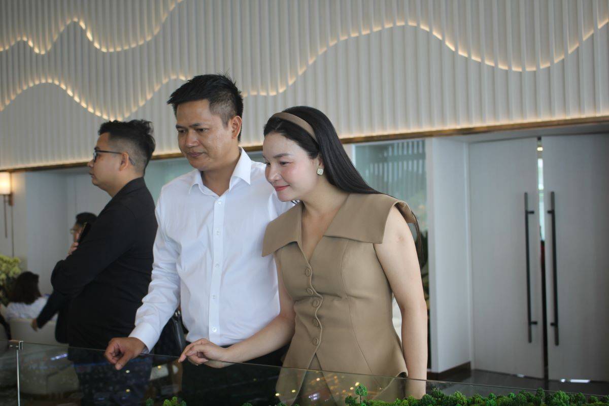 Chị Hồ Thị Thanh (phải) tin tưởng vào uy tín thương hiệu và pháp lý lâu dài của Vinhomes Hải Vân Bay