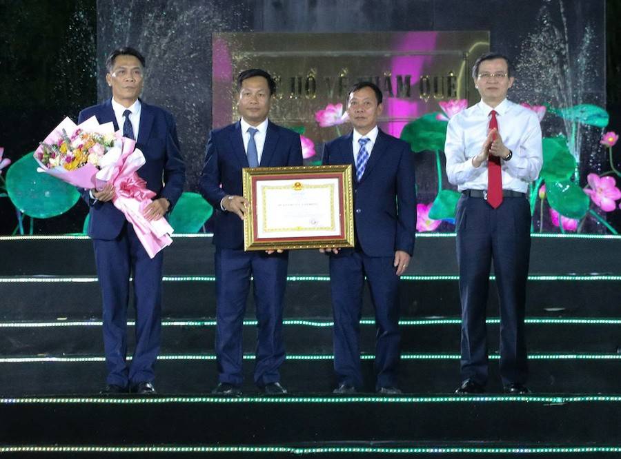 Giám đốc Học viện chính trị Quốc gia Hồ Chí Minh Đoàn Minh Huấn trao Huân chương Lao động hạng Nhất cho Khu Di tích Quốc gia đặc biệt Kim Liên
