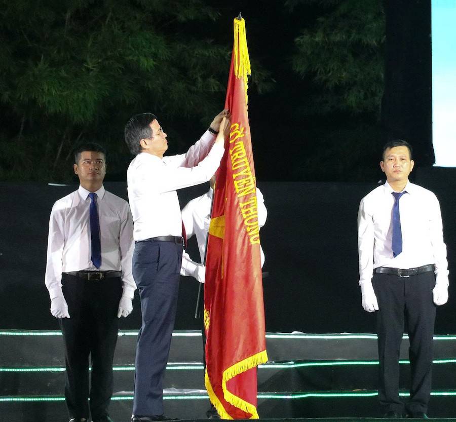 Giám đốc Học viện chính trị Quốc gia Hồ Chí Minh Đoàn Minh Huấn gắn Huân chương Lao động hạng Nhất lên cờ truyền thống của Khu Di tích Quốc gia đặc biệt Kim Liên
