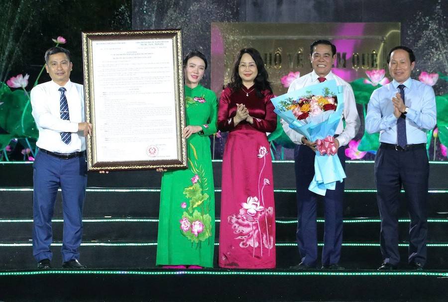 Phó Thủ tướng Chính phủ Lê Tiến Châu và Bộ trưởng Bộ Văn hóa, Thể thao và Du lịch Lâm Thị Phương Thanh trao Quyết định công nhận Khu du lịch quốc gia Kim Liên