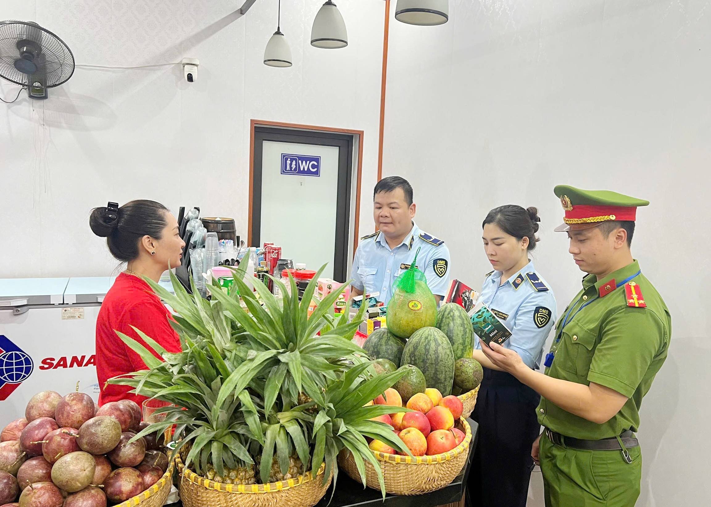 án bộ Đội Quản lý thị trường số 1 tỉnh phối hợp với lực lượng Công an tăng cường kiểm tra, giám sát hoạt động sản xuất, chế biến nhằm bảo đảm an toàn thực phẩm và nâng cao chất lượng hàng hóa trên địa bàn tỉnh.