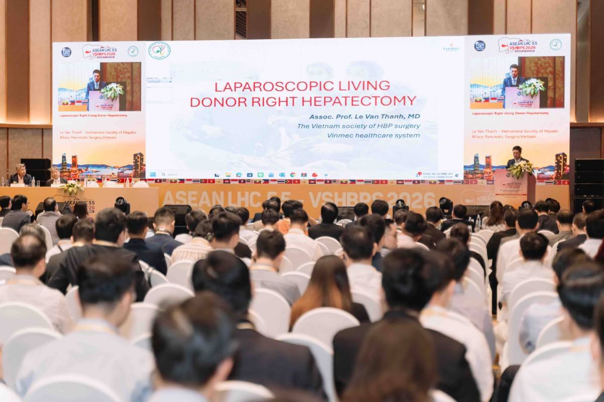 PGS.TS.BS Lê Văn Thành trình bày nội dung báo cáo “Phẫu thuật nội soi lấy gan phải từ người hiến sống” nhận được sự quan tâm của đông đảo đại biểu tham dự.