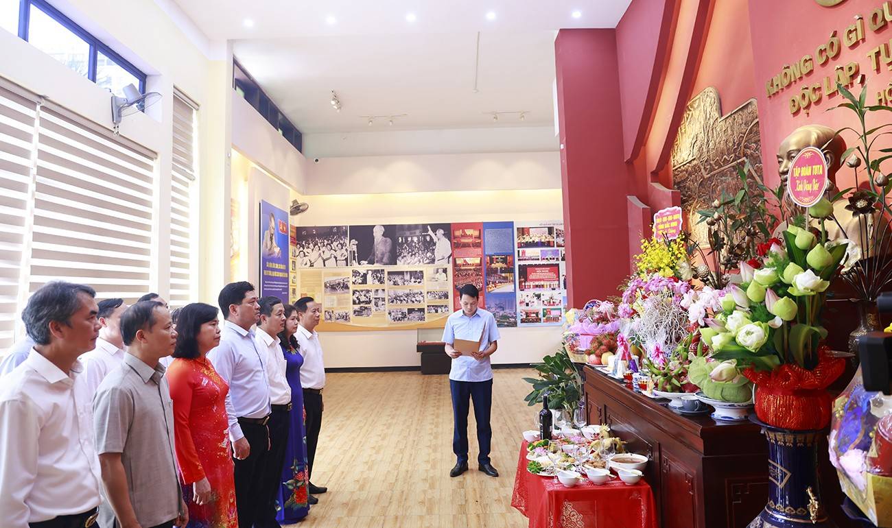 Các đại biểu thực hiện nghi lễ dâng hương