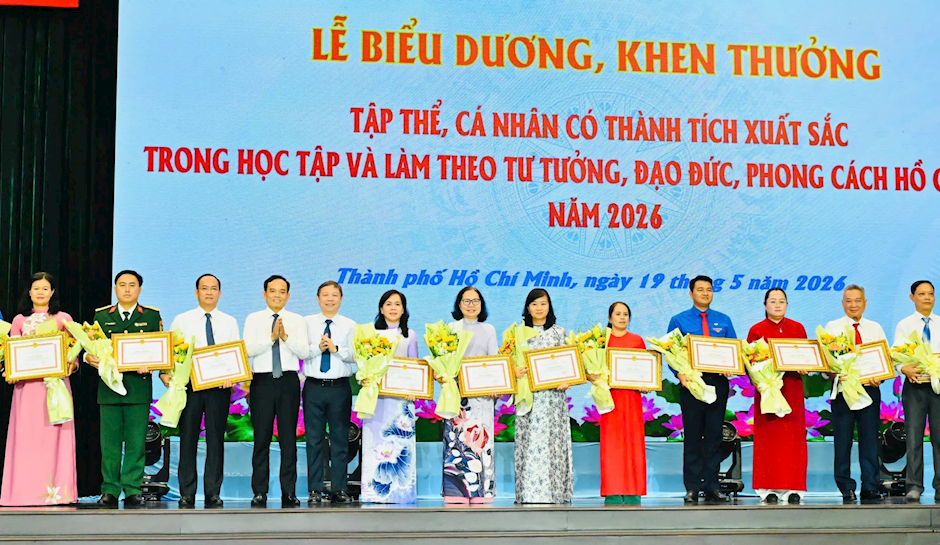 Bí thư Trần Lưu Quang tặng bằng khen cho các tập thể, cá nhân -
