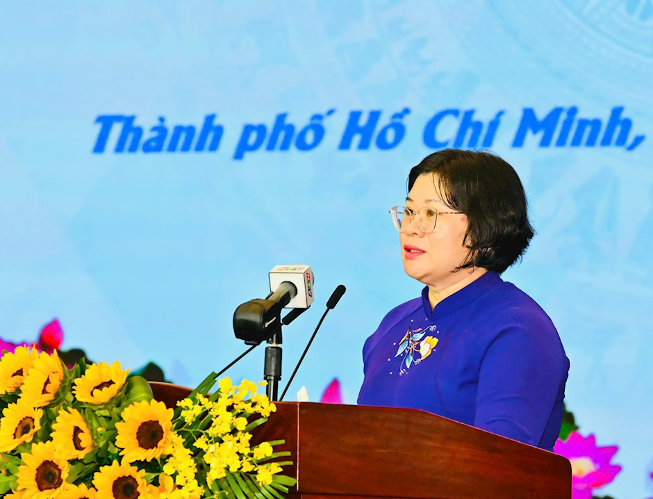 Đồng chí Văn Thị Bạch Tuyết phát biểu tại lễ tuyên dương.
