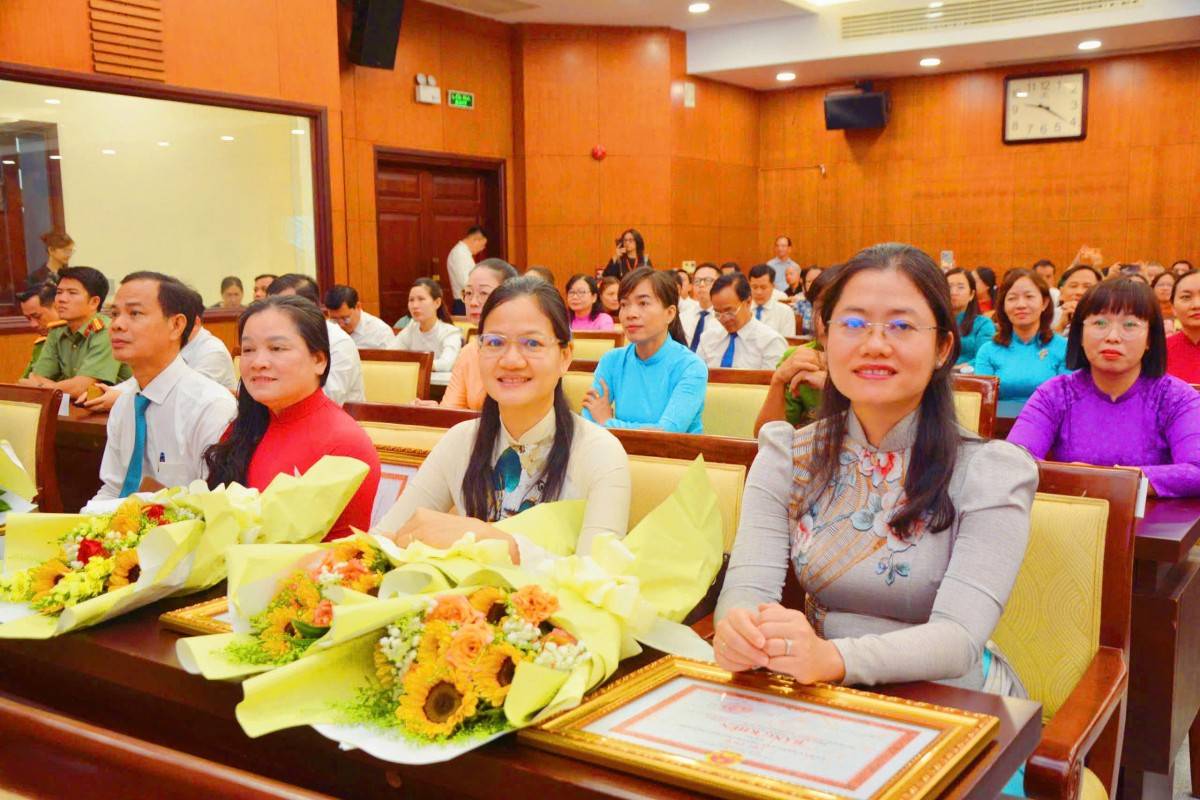 Các Các đại biểu dự lễ tuyên dương.