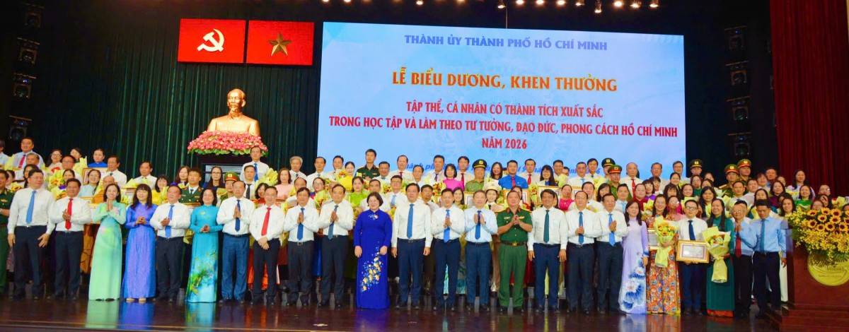 Lãnh đạo TPHCM cùng đại diện các tập thể, cá nhân tại lễ tuyên dương.