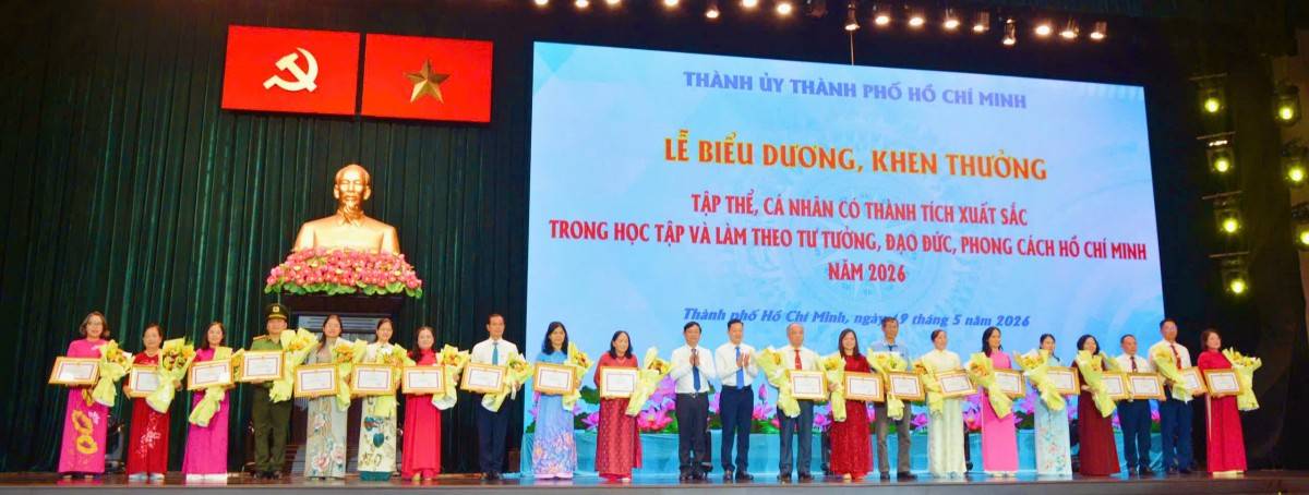 Mỗi phần trao thưởng đều thể hiện sự trân trọng đối với những đóng góp bền bỉ, trách nhiệm và thầm lặng của các điển hình tiên tiến.