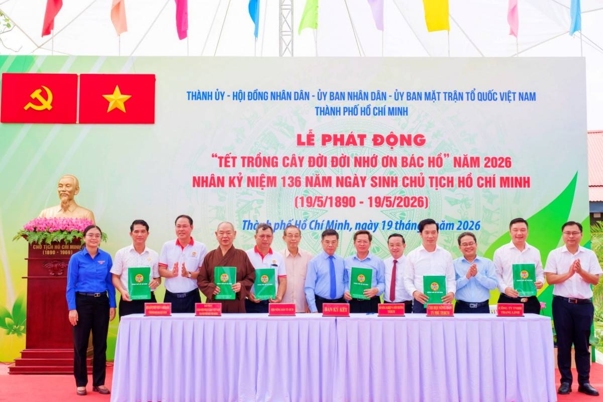 Các cơ quan, đơn vị ký kết các hoạt động đồng hành thực hiện phong trào “Thành phố muôn sắc hoa” trước sự chứng kiến của lãnh đạo Thành phố