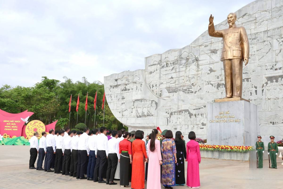 Sơn La dâng hương tưởng nhớ Chủ tịch Hồ Chí Minh nhân ngày 19/5