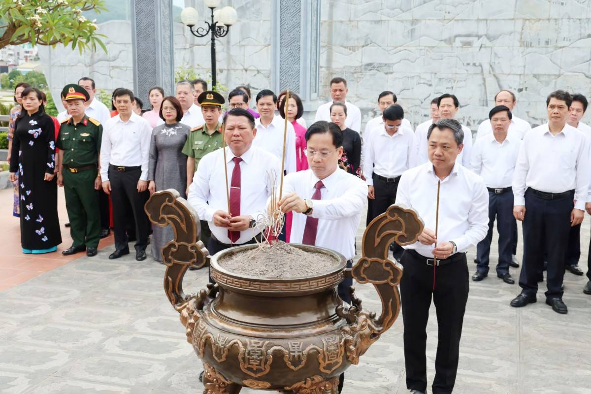 Sơn La dâng hương tưởng nhớ Chủ tịch Hồ Chí Minh nhân ngày 19/5
