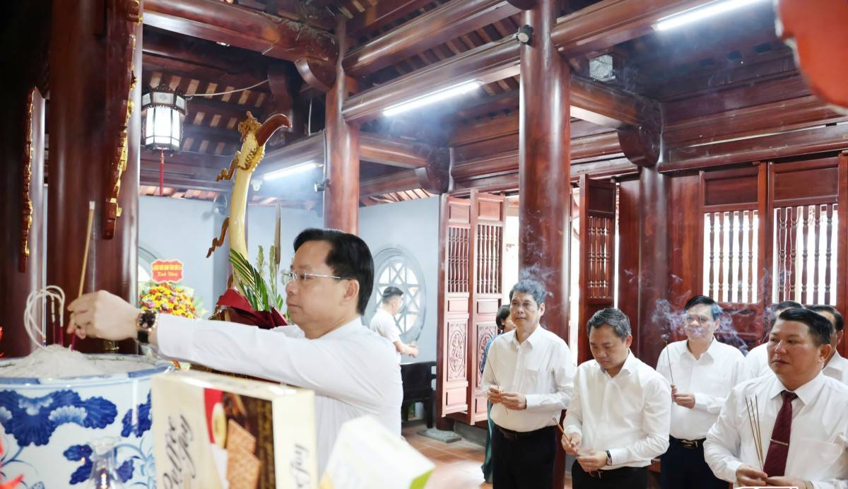 Sơn La dâng hương tưởng nhớ Chủ tịch Hồ Chí Minh nhân ngày 19/5