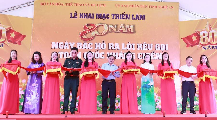 Các địa biểu cắt băng khai mạc triển lãm