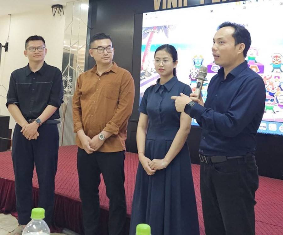 Kết thúc hội nghị tập huấn, có 3 học viên xuất sắc nhất được trao tặng Khóa học bổng AI nâng cao từ công ty Iviet Solution