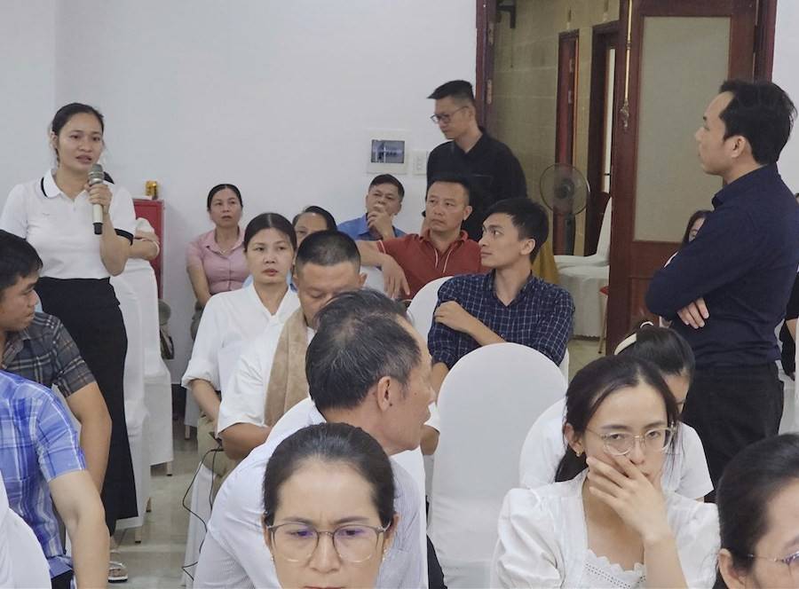 Học viên trao đổi, thảo luận về giải pháp ứng dụng AI trong hoạt động sản xuất, kinh doanh và quản lý nhà nước với giảng viên tại hội nghị tập huấn