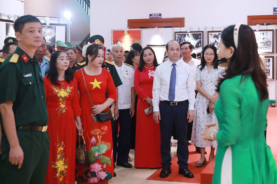 Các đại biểu tham quan triển lãm 