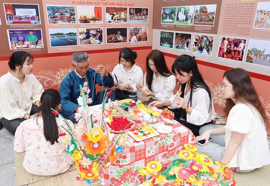 Thế hệ trẻ đến với triển lãm 