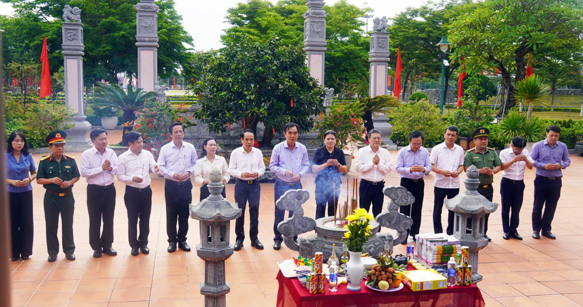 Lãnh đạo tỉnh Quảng Trị dâng hương tưởng niệm Chủ tịch Hồ Chí Minh và các Anh hùng liệt sĩ