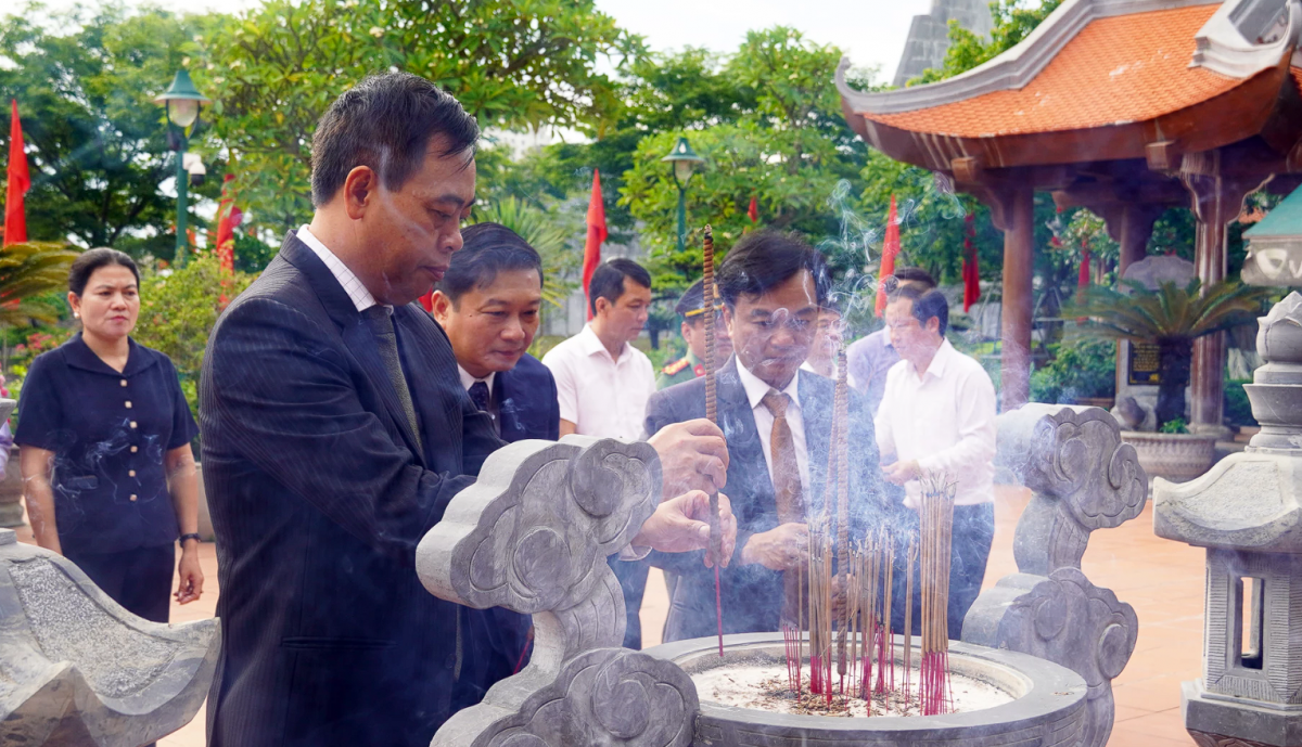 Lãnh đạo tỉnh Quảng Trị dâng hương tưởng niệm Chủ tịch Hồ Chí Minh và các Anh hùng liệt sĩ