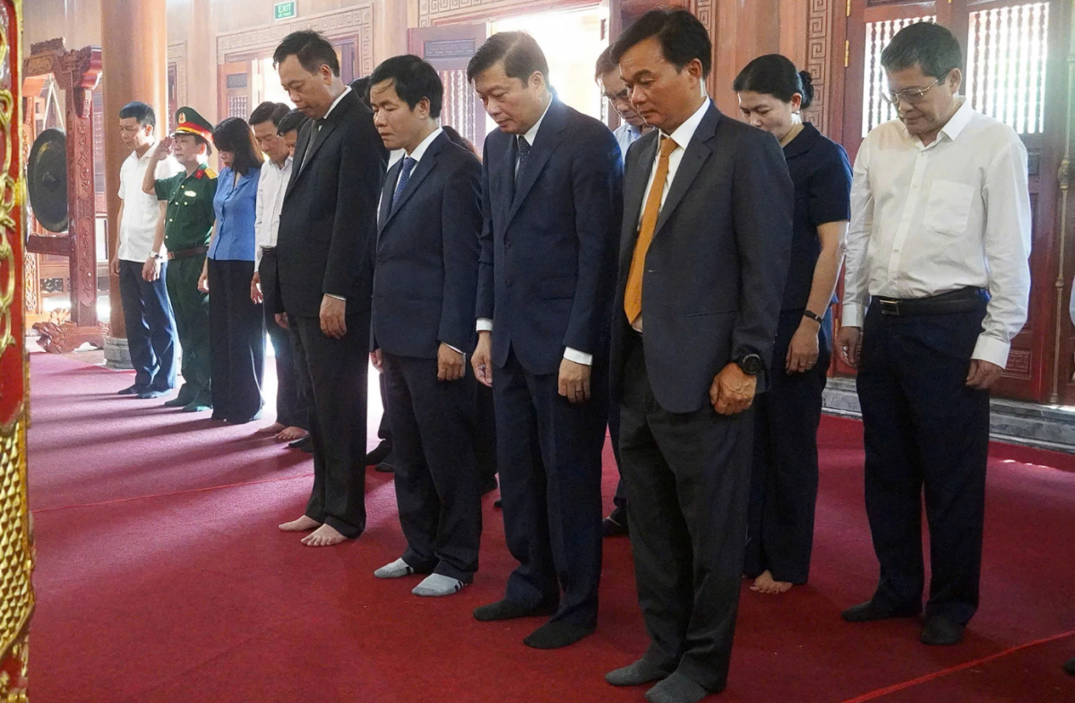 Lãnh đạo tỉnh Quảng Trị dâng hương tưởng niệm Chủ tịch Hồ Chí Minh và các Anh hùng liệt sĩ