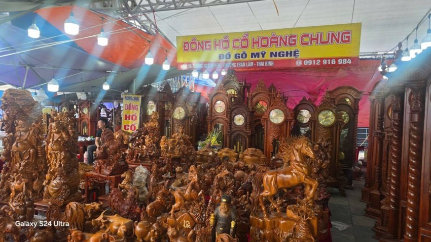 Hội chợ còn bị bội thực bởi các gian hàng đồ gỗ mỹ nghệ đồ sộ gốm sứ phong thủy, tượng thờ