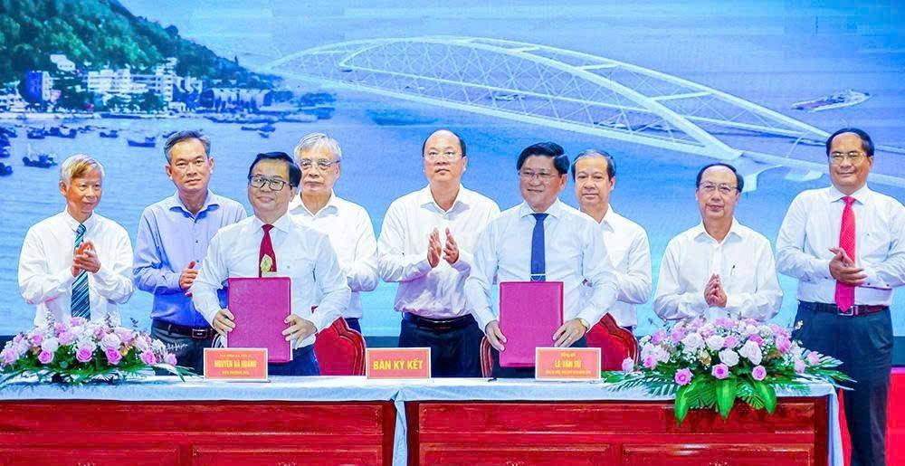 UBND tỉnh Cà Mau và Trường Đại học Bà Rịa - Vũng Tàu cũng ký kết biên bản ghi nhớ hợp tác giai đoạn 2026-2030 