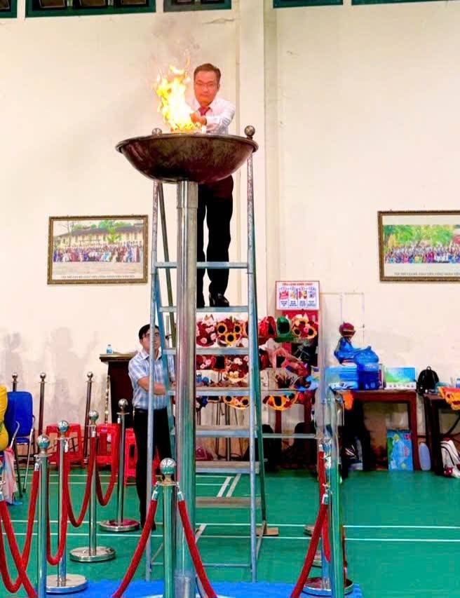 Ông Lê Quốc Cường - Phó bí thư Đảng ủy - Chủ tịch UBND phường - Trưởng Ban chỉ đạo Đại hội TDTT phường Mỹ Tho lần thứ I, năm 2026 thắp lửa truyền thống khai mạc Đại hội