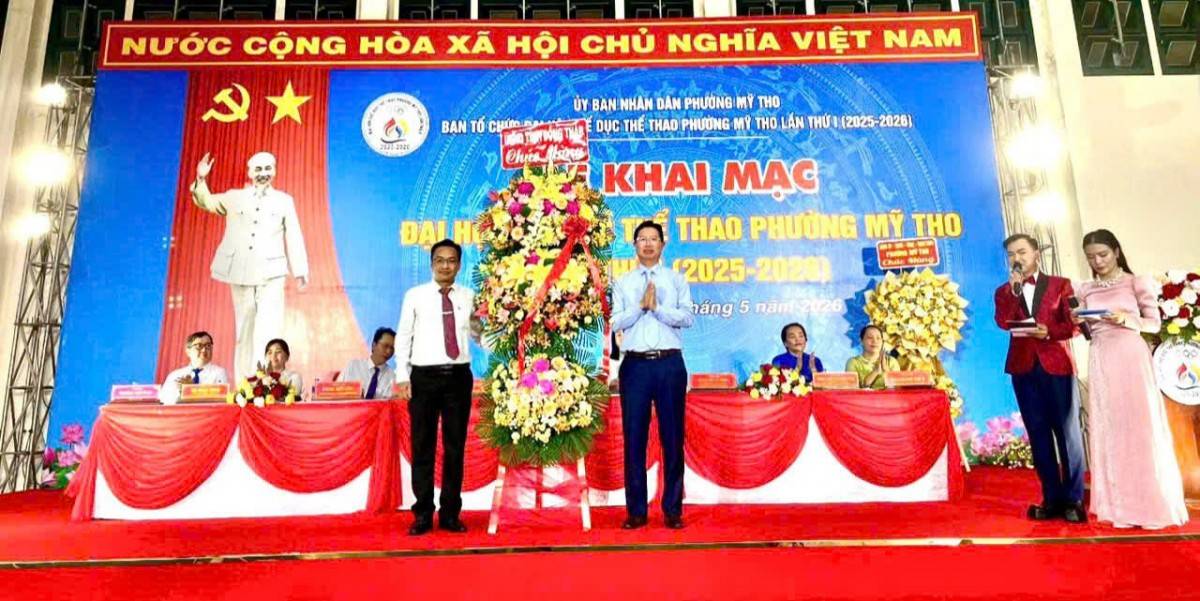 ông Huỳnh Minh Tuấn, Tỉnh ủy viên, Phó Chủ tịch UBND tỉnh Đồng Tháp đã trao hoa chúc mừng Ban Tổ chức Đại hội Thể dục thể thao phường Mỹ Tho lần thứ I năm 2025 – 2026