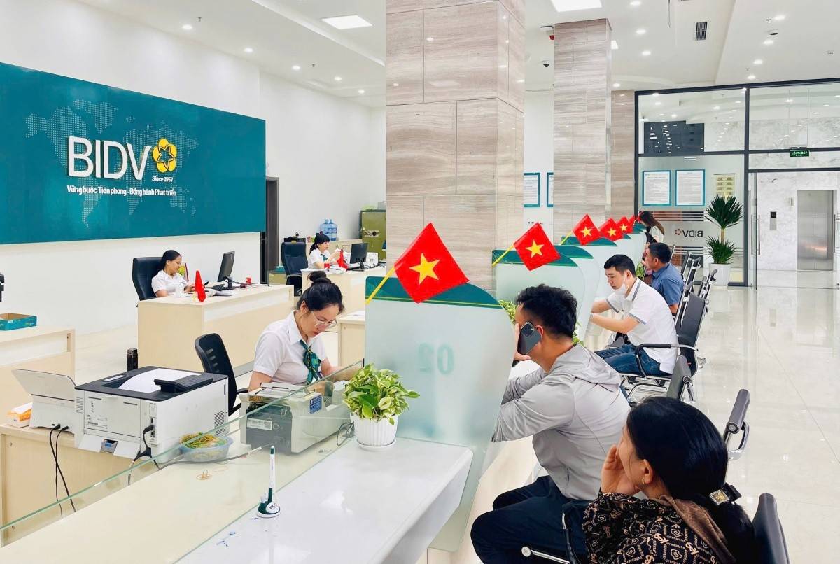 Giữa bối cảnh tăng trưởng tín dụng tăng tốc tạo áp lực lớn lên thanh khoản hệ thống, Ngân hàng Nhà nước Việt Nam đã ban hành Thông tư 08/2026/TT-NHNN cho phép tính 20% tiền gửi Kho bạc Nhà nước vào mẫu số của tỷ lệ LDR. Đây không chỉ là một điều chỉnh kỹ thuật, mà còn cho thấy cơ quan điều hành đang chuyển sang tư duy quản trị ngân hàng linh hoạt hơn, tiệm cận các chuẩn mực Basel III (Ảnh minh họa).