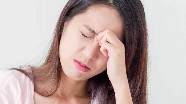 Đau đầu là một trong những phản ứng đầu tiên mà bạn có thể nhận thấy khi dùng nhiều caffeine. Điều này chủ yếu liên quan đến hội chứng cai caffeine. Vì khi các mạch máu trong não đã quen với tác động của caffeine nhưng nếu bạn đột ngột ngừng tiêu thụ caffeine thì có thể gây ra đau đầu.
