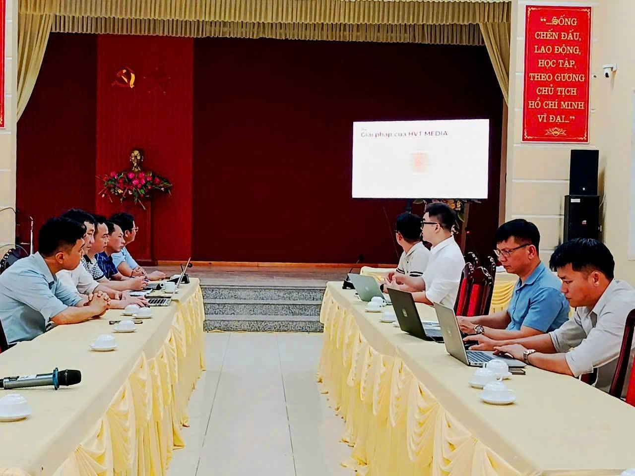 Quang cảnh buổi làm việc