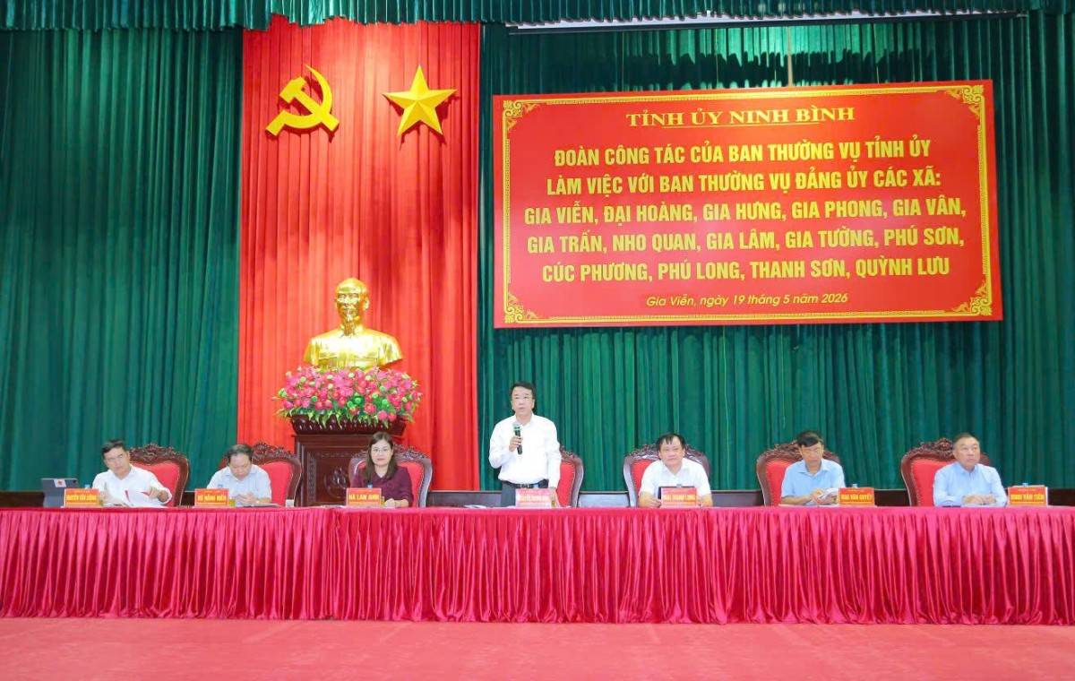 Nguyễn Thanh Bình, Phó Bí thư Tỉnh ủy, Chủ tịch UBND tỉnh điều hành thảo luận tại hội nghị