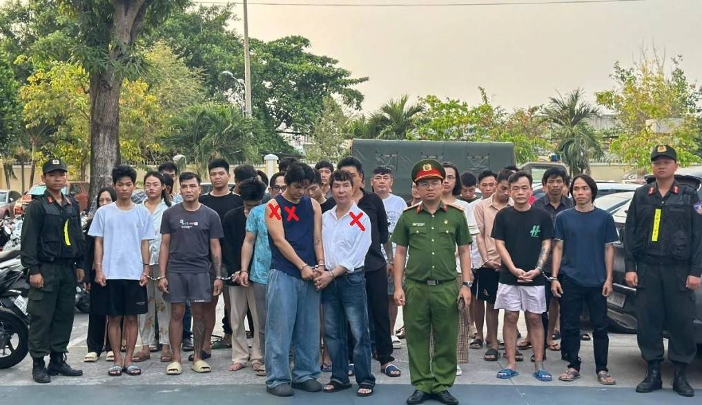 Ca sĩ Long Nhật (X) và Sơn Ngọc Minh (XX) cùng loạt đối tượng bị khởi tố trong vụ án (Ảnh: Công an TP. HCM)