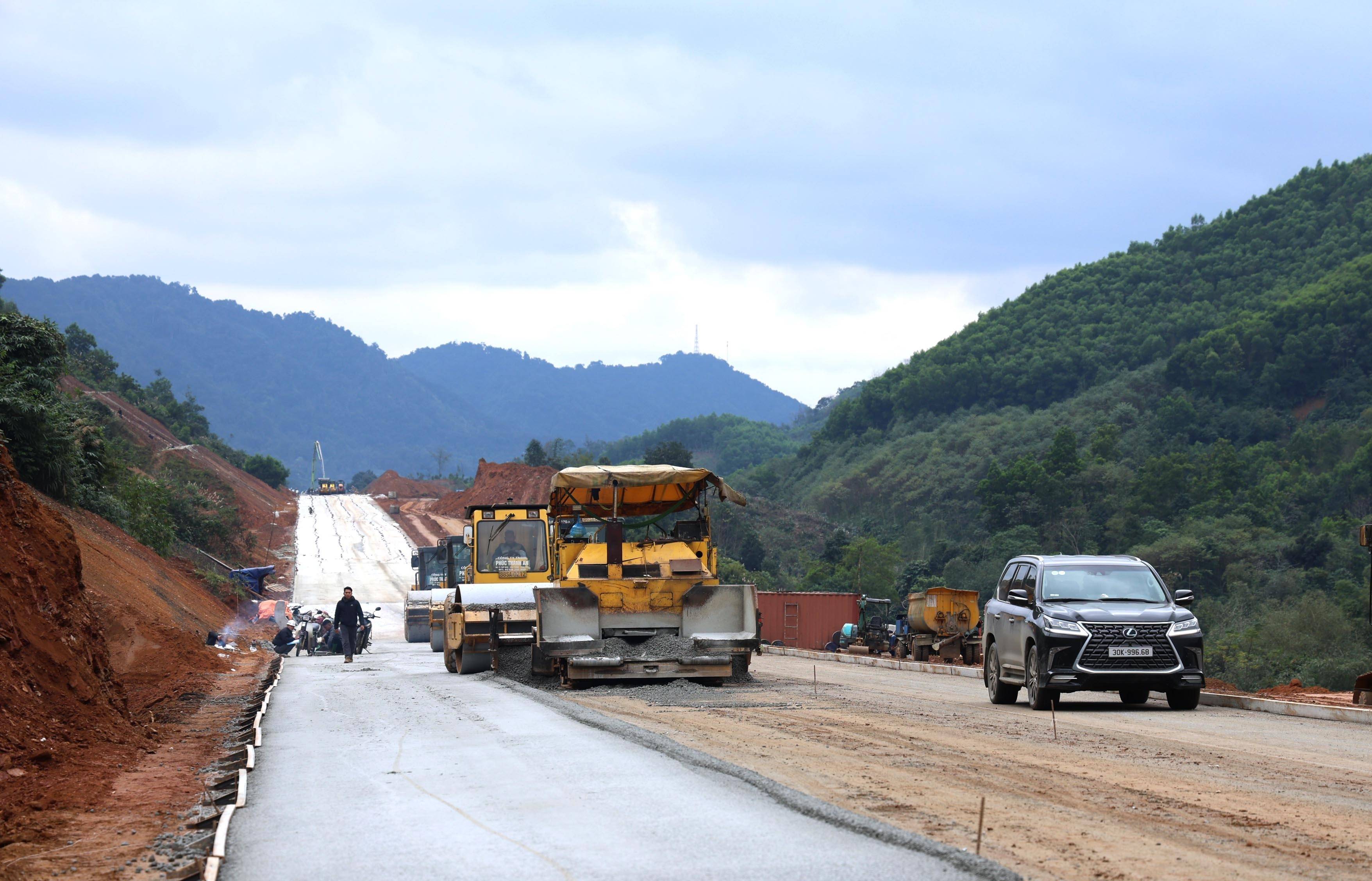 Dự án cao tốc Tuyên Quang - Hà Giang (giai đoạn 1) đang được các nhà thầu đẩy nhanh tiến độ thi công