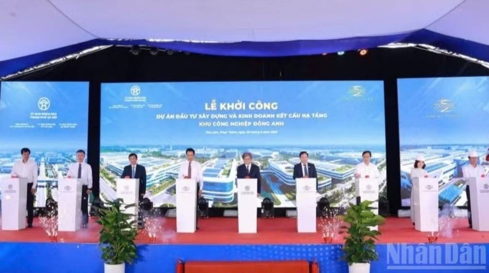 Các đại biểu thực hiện nghi thức bấm nút khởi công dự án đầu tư xây dựng và kinh doanh kết cấu hạ tầng Khu công nghiệp Đông Anh (Ảnh: https://nhandan.vn).