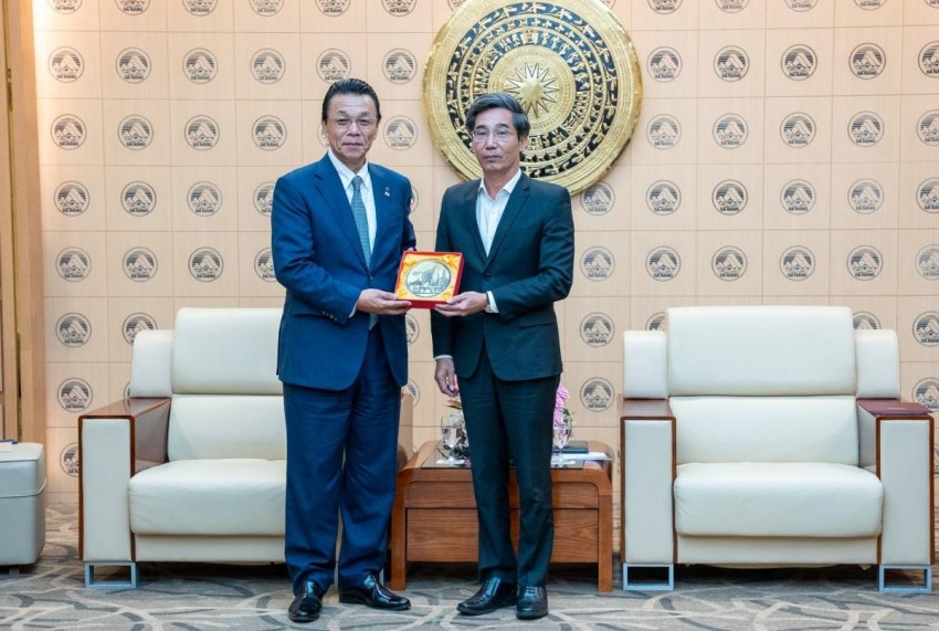 Phó Chủ tịch UBND thành phố Đà Nẵng Trần Chí Cường (bên phải) tặng quà lưu niệm cho ông Mashiko Michio tại buổi tiếp.
