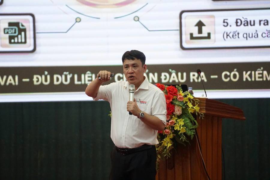 TS. Kiều Thành Chung – Trưởng khoa Công nghệ thông tin, Trường Cao đẳng Công nghệ cao Hà Nội đã trình bày chuyên đề “Ứng dụng trí tuệ nhân tạo trong lĩnh vực hành chính công vụ” tại hội nghị tập huấn
