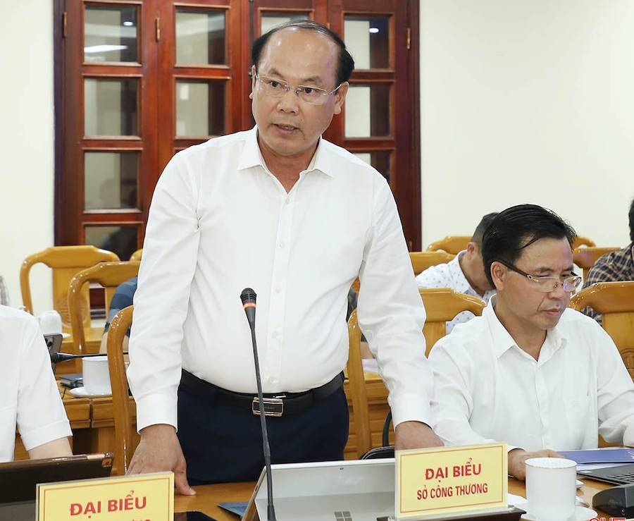 Ông Dương Thanh Hòa - Phó Giám đốc Sở Công thương Hà Tĩnh báo cáo tình hình cung ứng điện trên địa bàn tỉnh