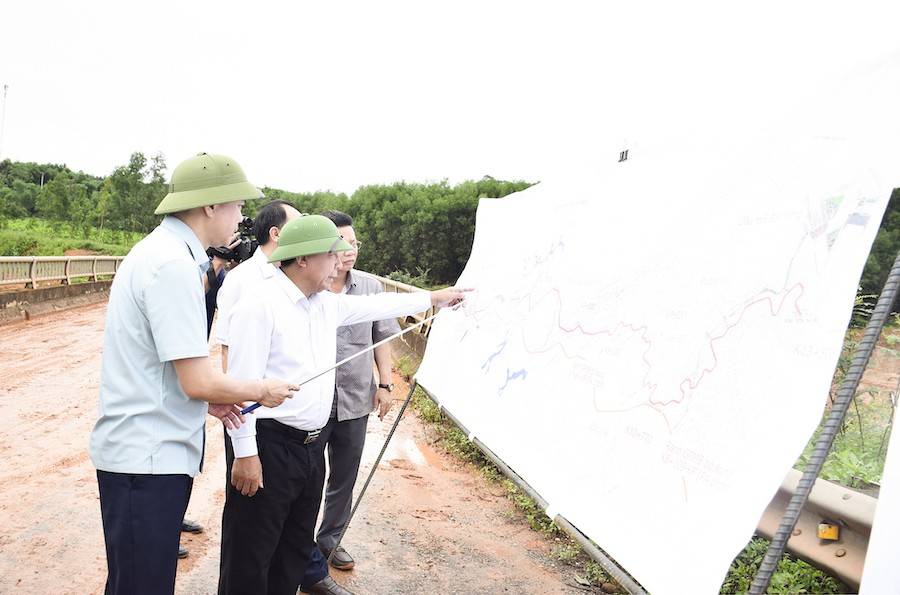 Ông Nguyễn Văn Đệ - Phó Chủ tịch UBND tỉnh Nghệ An  nghe báo cáo tiến độ thực hiện kênh tiêu Châu Bình tại hiện trường
