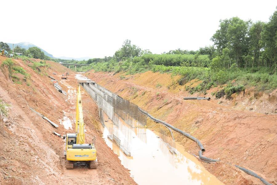 Kênh tiêu Châu Bình đang được thi công