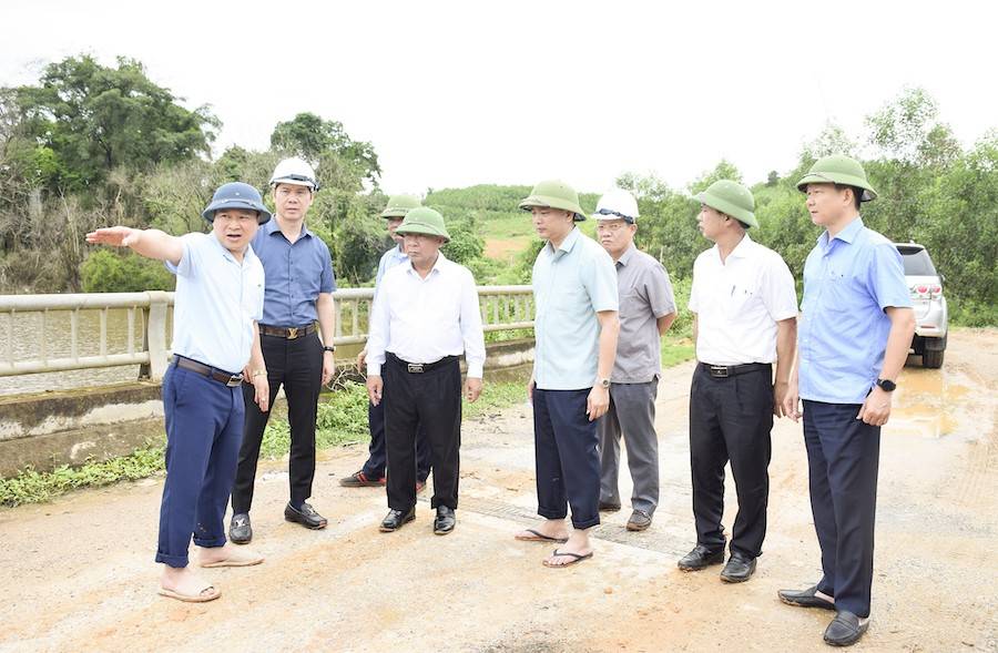 Tại thực địa, Phó Chủ tịch UBND tỉnh Nghệ An Nguyễn Văn Đệ nghe đại diện xã Châu Bình báo cáo một số vướng mắc trong quá trình triển khai các dự án trên địa bàn