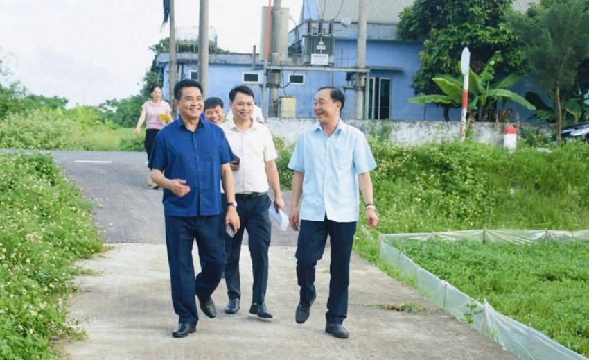 Đồng chí Lê Quang Hòa kiểm tra thực tế tại khu nghĩa trang nhân dân nằm trong diện tích quy hoạch CCN Quỳnh Trang