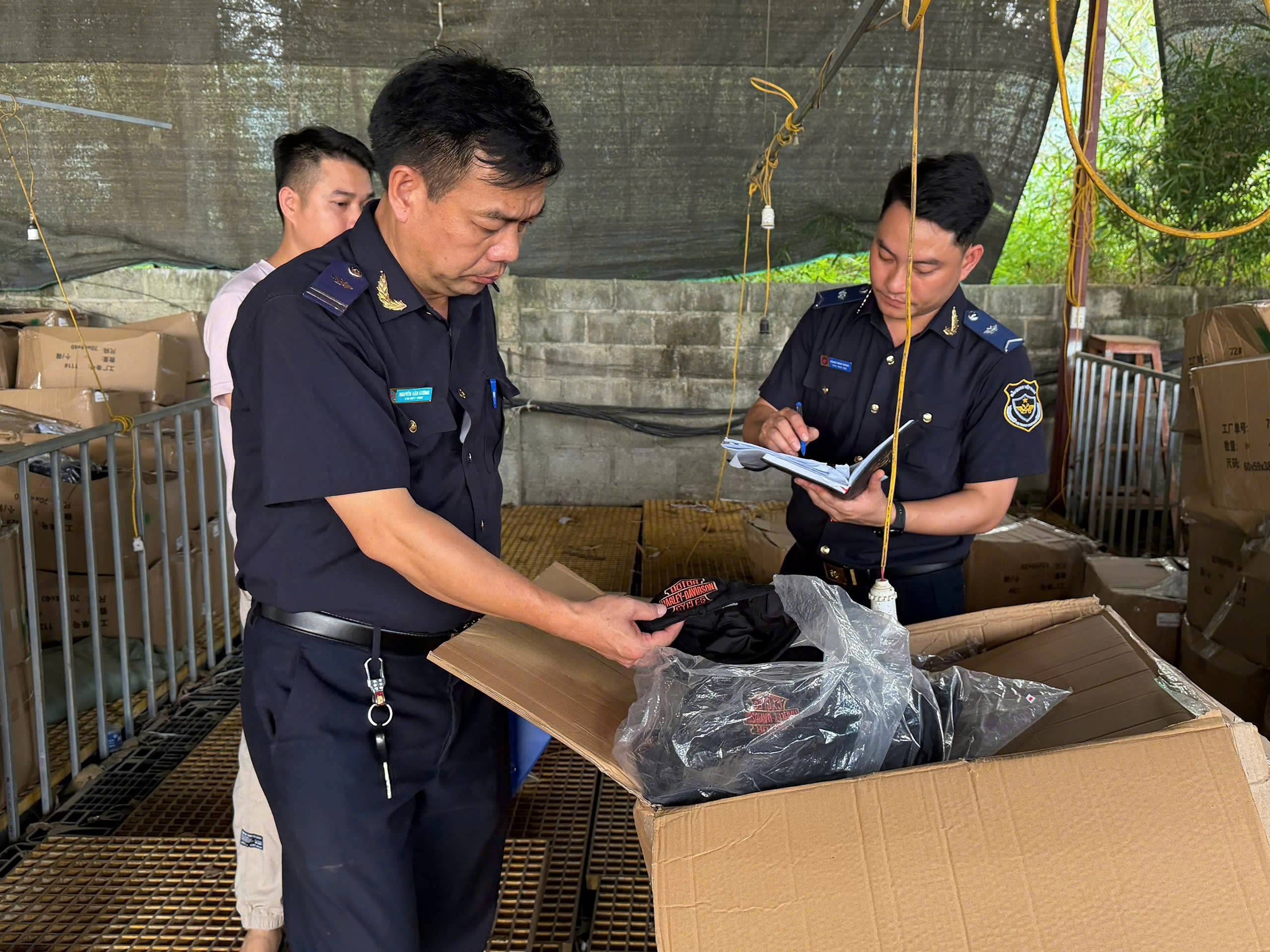 Hải quan liên tiếp phát hiện nhiều vụ hàng hóa nghi xâm phạm quyền sở hữu trí tuệ