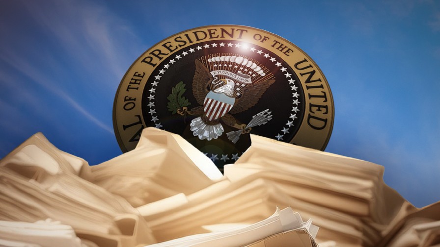 Ông Trump siết kiểm soát tài chính đối với người không mang quốc tịch Mỹ