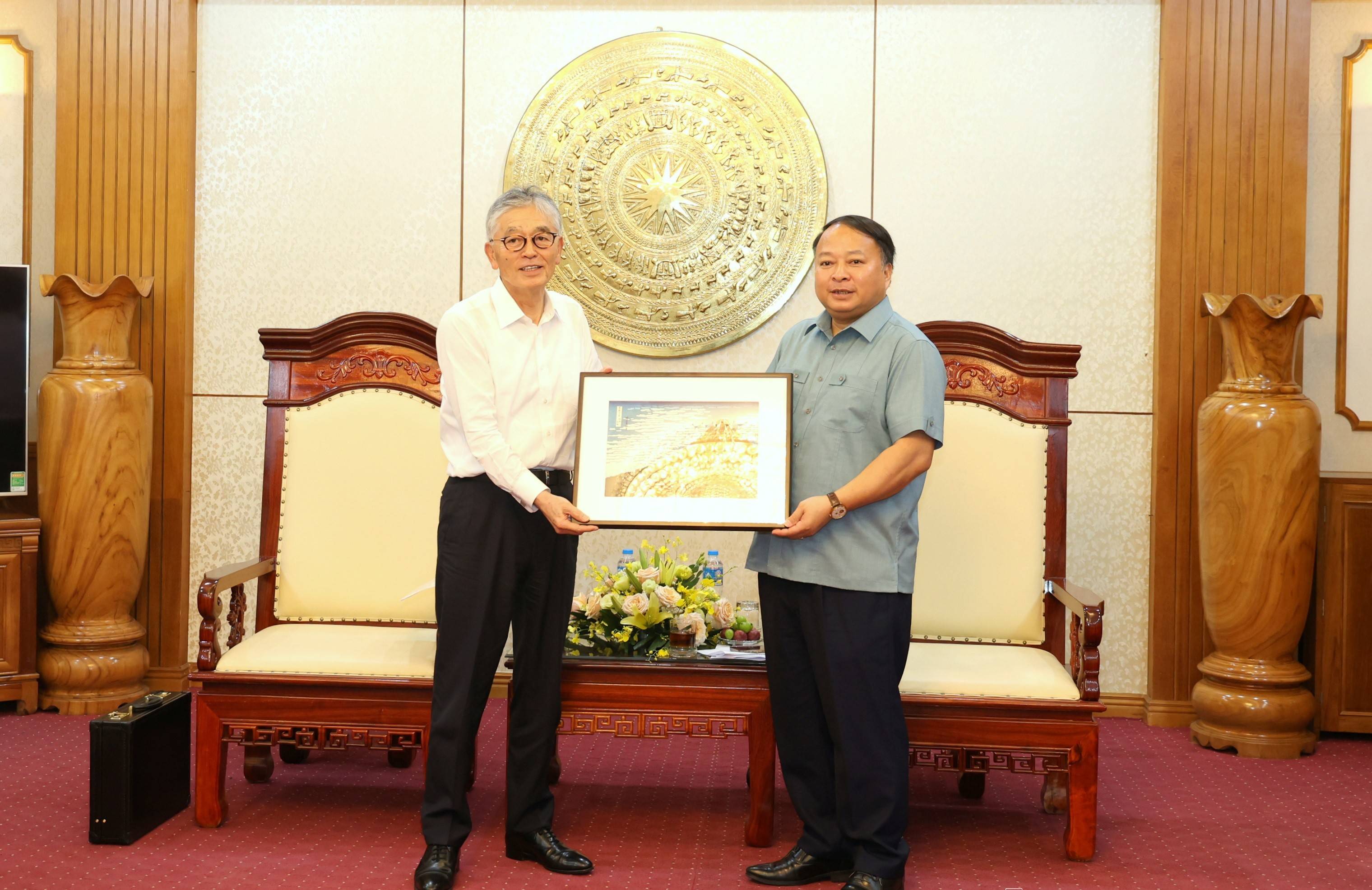 Ông Honna Hitoshi – Chủ tịch HĐQT kiêm Giám đốc đại diện Công ty cổ phần EREX tặng quà lưu niệm cho đồng chí Chủ tịch UBND tỉnh Phan Huy Ngọc.