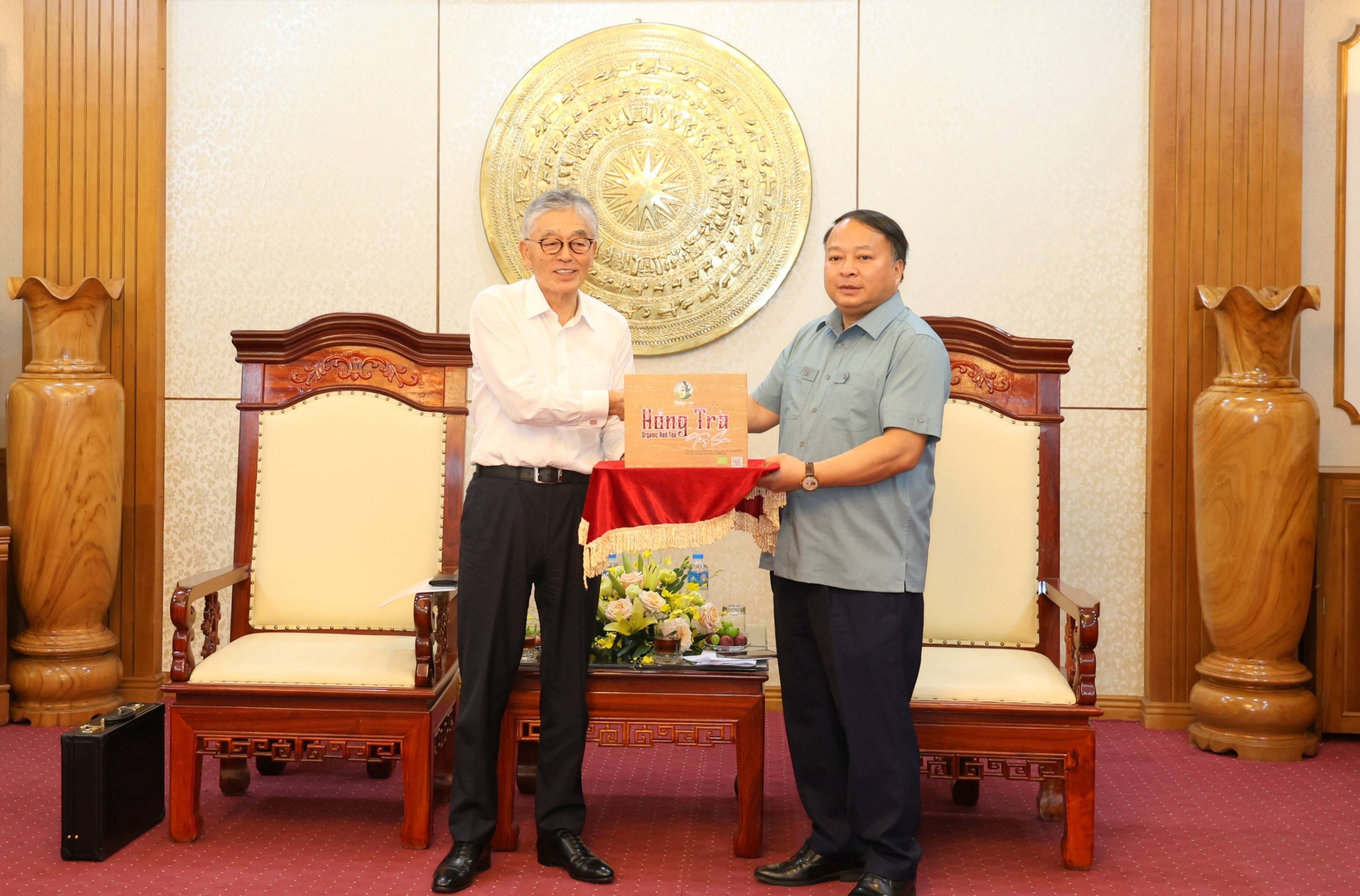 Chủ tịch UBND tỉnh Phan Huy Ngọc tặng sản phẩm trà đặc sản của tỉnh cho ông Honna Hitoshi - Chủ tịch HĐQT kiêm Giám đốc đại diện Công ty cổ phần EREX.